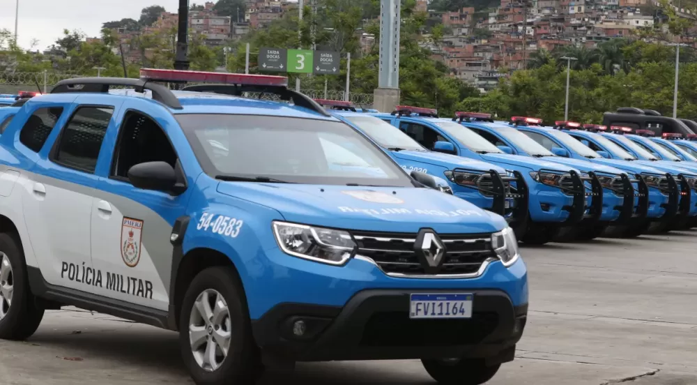 PM de folga reage a assalto e mata dois suspeitos no Rio de Janeiro.