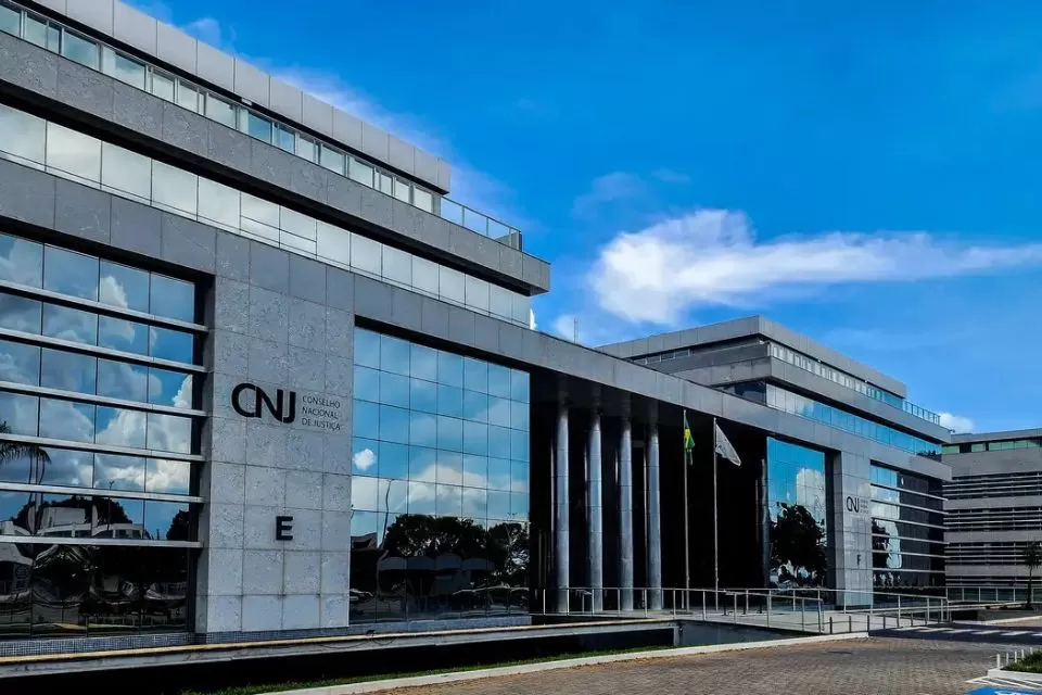 CNJ afasta desembargador por mensagens públicas de apoio a Bolsonaro.