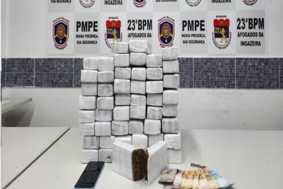Após fugir da polícia, homem é preso com 35 kg de maconha em Carnaíba, no Sertão.