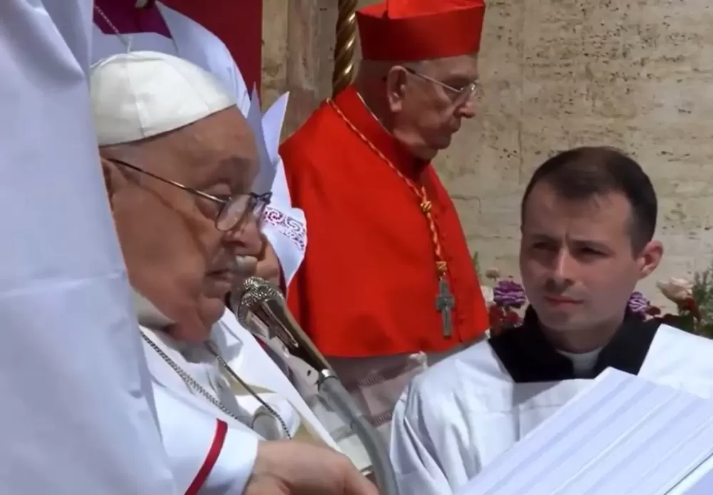 Papa Francisco defende liberdade religiosa em mensagem de Páscoa e anda de papamóvel.