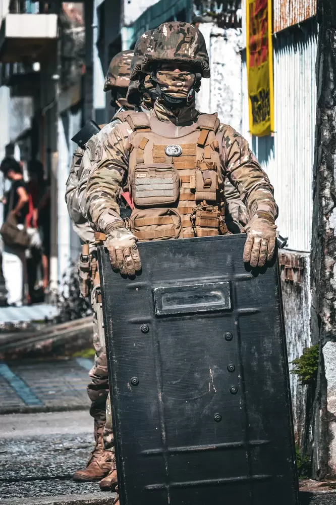 Bope acaba com festa regada a drogas e troca tiros com suspeitos, que fogem pelo telhado.
