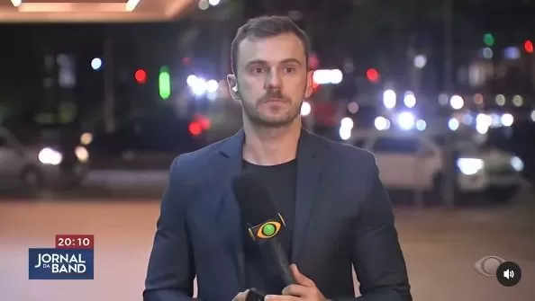 Repórter da Band quase tem celular roubado durante entrada ao vivo: “Não conseguiu, né, bichão?”.