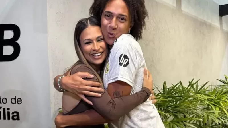 Simone Mendes diverte web ao dar 'jeitinho' para tirar foto com fã após notar altura surpreendente: ‘Mulher de Deus’.