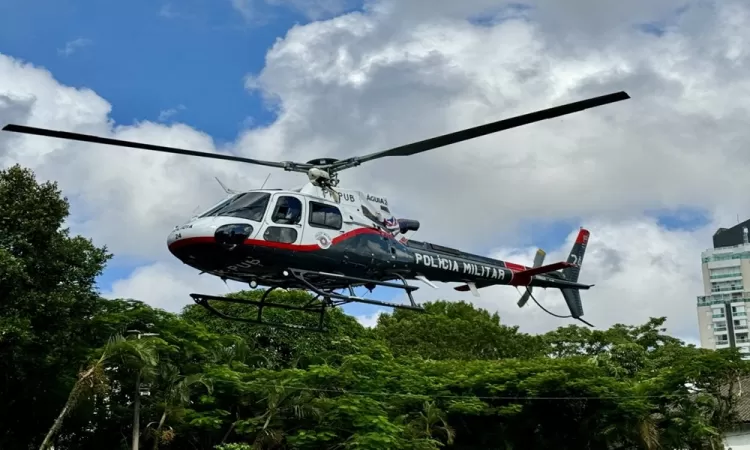 Idosa é resgatada por helicóptero da PM após cair em buraco em trilha em São Roque.