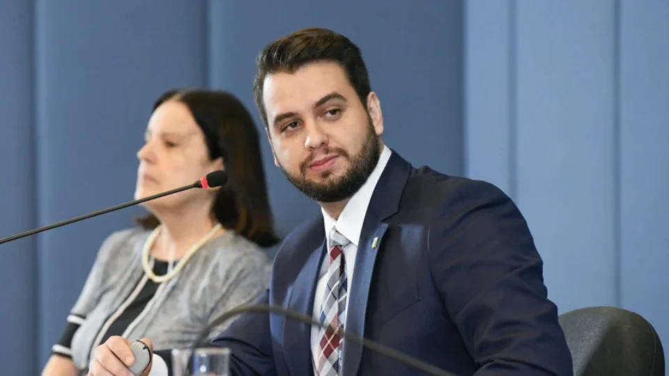 Moraes autoriza que Filipe Martins assista a julgamento no STF.