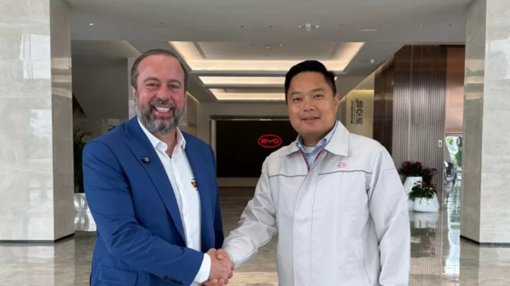 Ministro articula mais investimentos para transição energética no Brasil em visita a montadora na China.