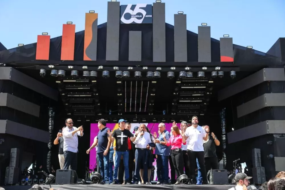 Fé e festa: Evangélicos celebram o aniversário de Brasília na Esplanada.