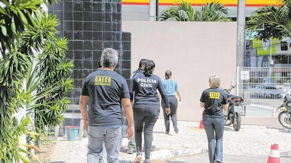 PM é condenado a 36 anos de prisão por cometer crimes como extorsão e tráfico de drogas no Ceará.