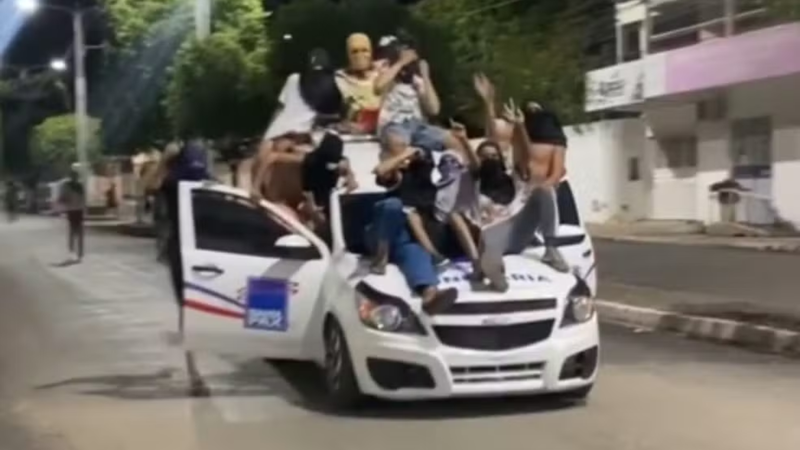 Grupo encapuzado promove vandalismo em cidade do interior da Bahia.