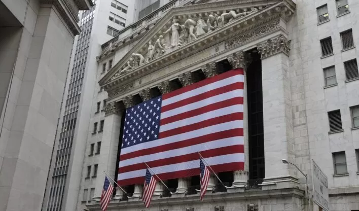 Dow Jones cai mais de 950 pontos enquanto Trump ataca o presidente do Fed e preocupa investidores.