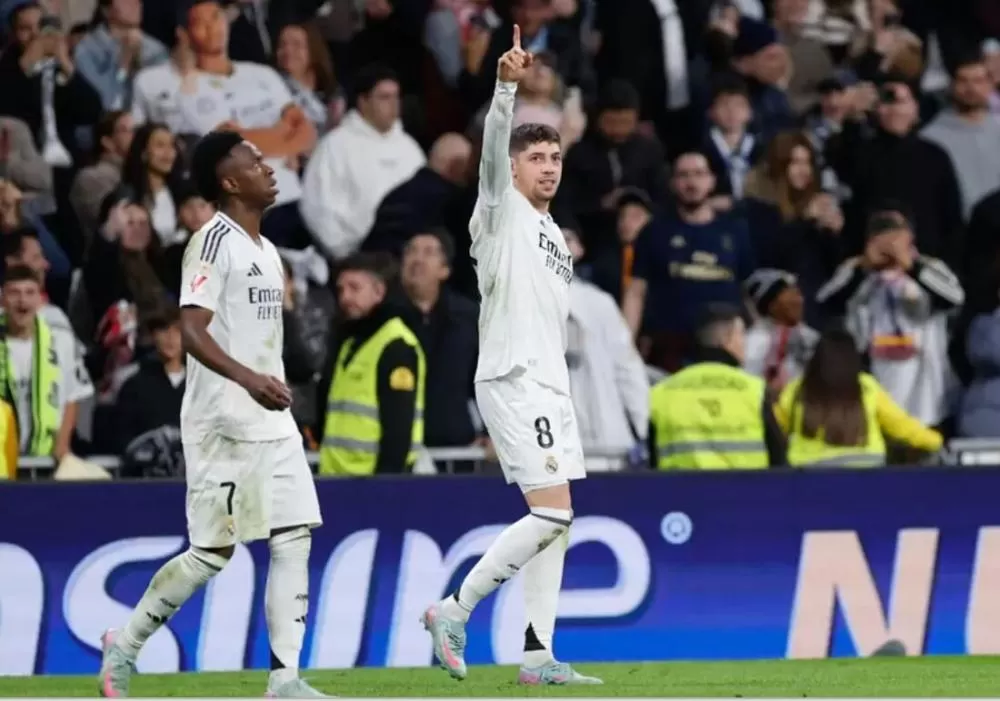 Real Madrid marca nos acréscimos, vence o Athletic Bilbao e persegue o Barcelona no Espanhol.