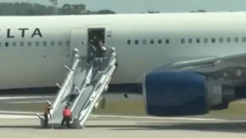 URGENTE! Avião com 283 passageiros é evacuado nos EUA após incêndio.
