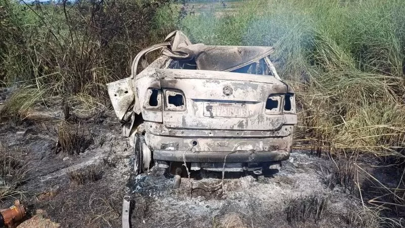 Quatro pessoas morrem após carro pegar fogo em grave acidente no oeste da Bahia.