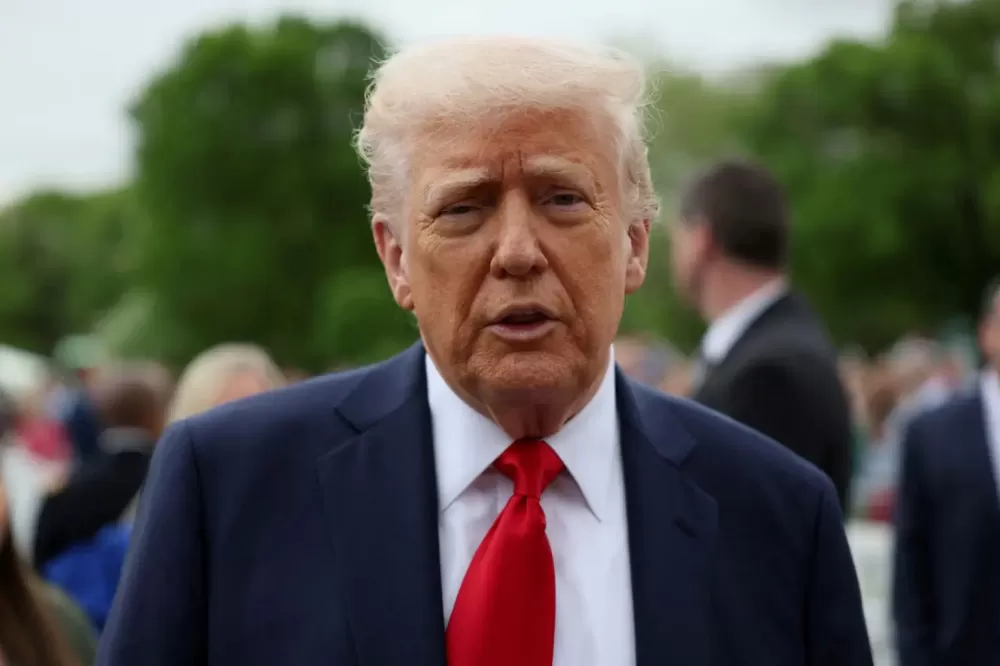 Aprovação de Trump cai e há cautela sobre tentativa de ampliar poder, mostra pesquisa.