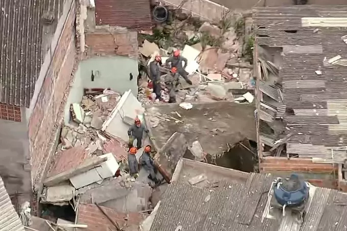 Casa desaba na Brasilândia, Zona Norte de SP; cinco moradores, incluindo uma bebê de 4 meses, são resgatados.