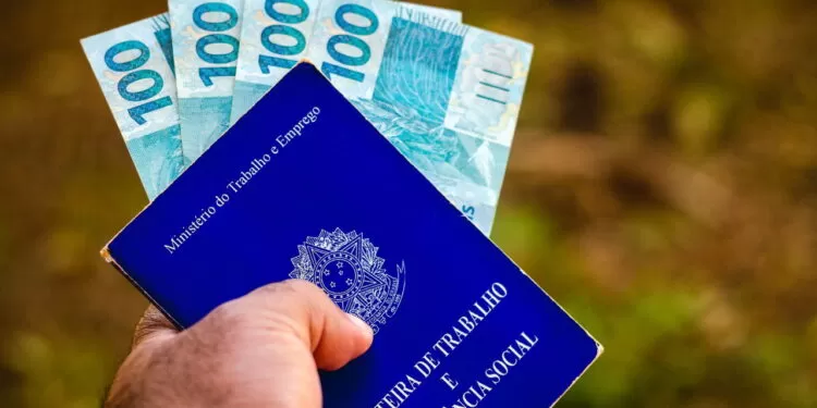 Quem já trabalhou com carteira assinada tem direito a novo benefício.
