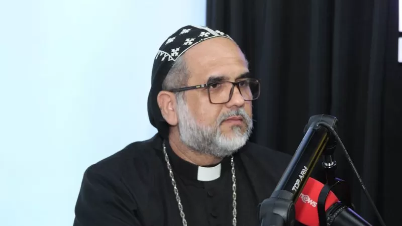 Padre Kelmon celebra missa para Bolsonaro em frente a hospital.