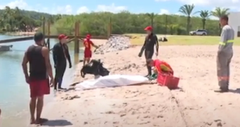 Bombeiros encontram corpo e irmão reconhece banhista que pulou de catamarã.