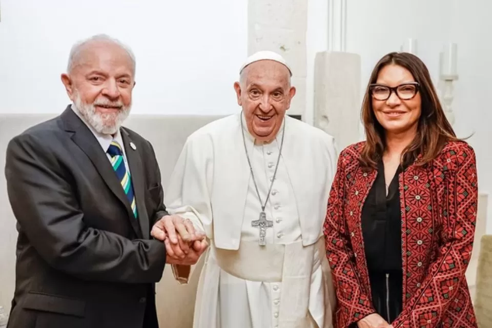 Motta, Alcolumbre e Barroso acompanharão Lula no funeral do papa.