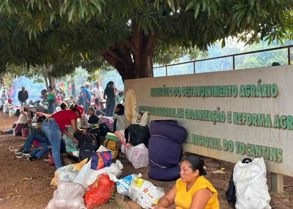 MST ocupa frente do Incra em Palmas (TO) contra violência policial e por reforma agrária.