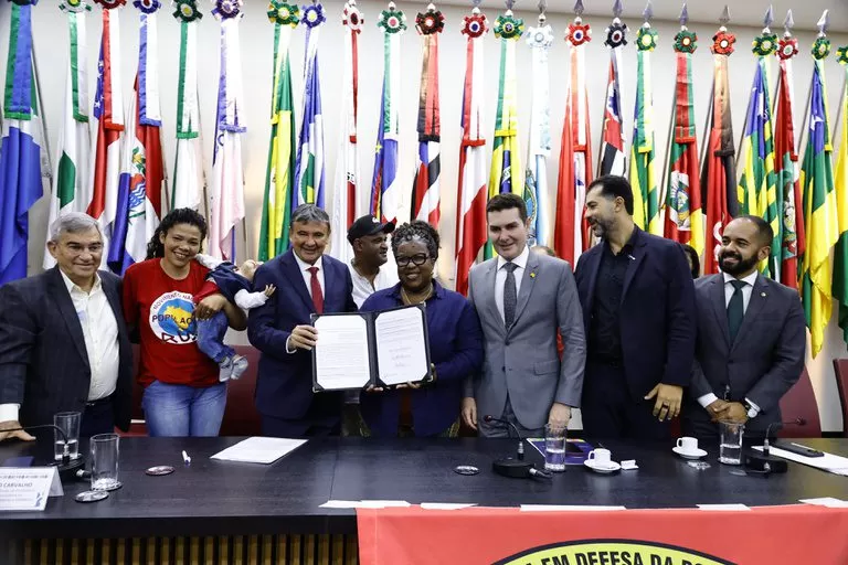 Governo Federal anuncia cozinhas solidárias e prioridade habitacional para população em situação de rua.