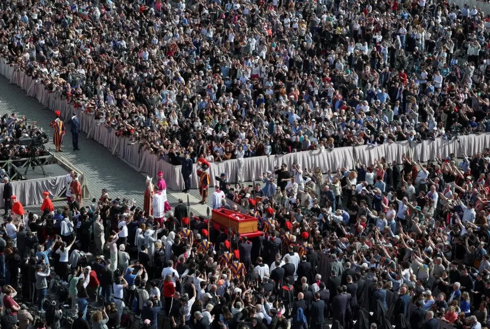 Multidão acompanha velório do Papa Francisco na Basílica de São Pedro; veja imagens.
