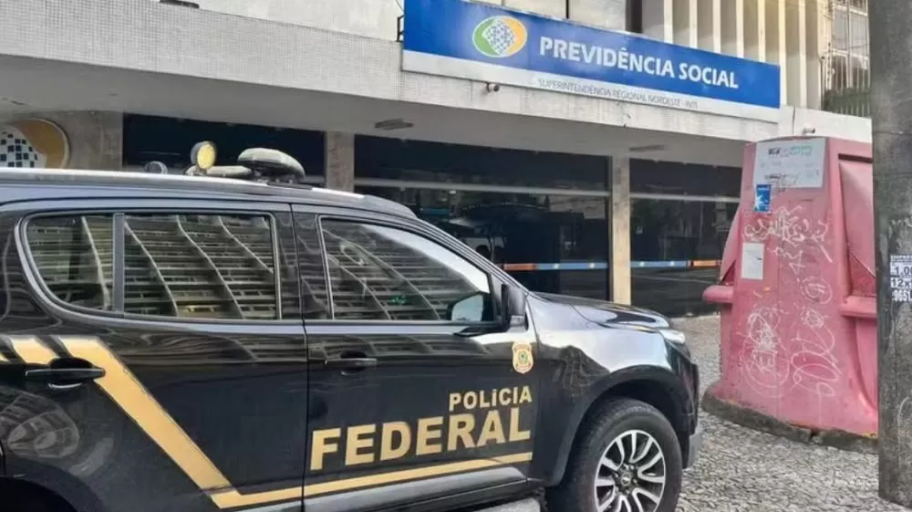 Presidente do INSS é afastado após operação da PF contra desvio bilionário.