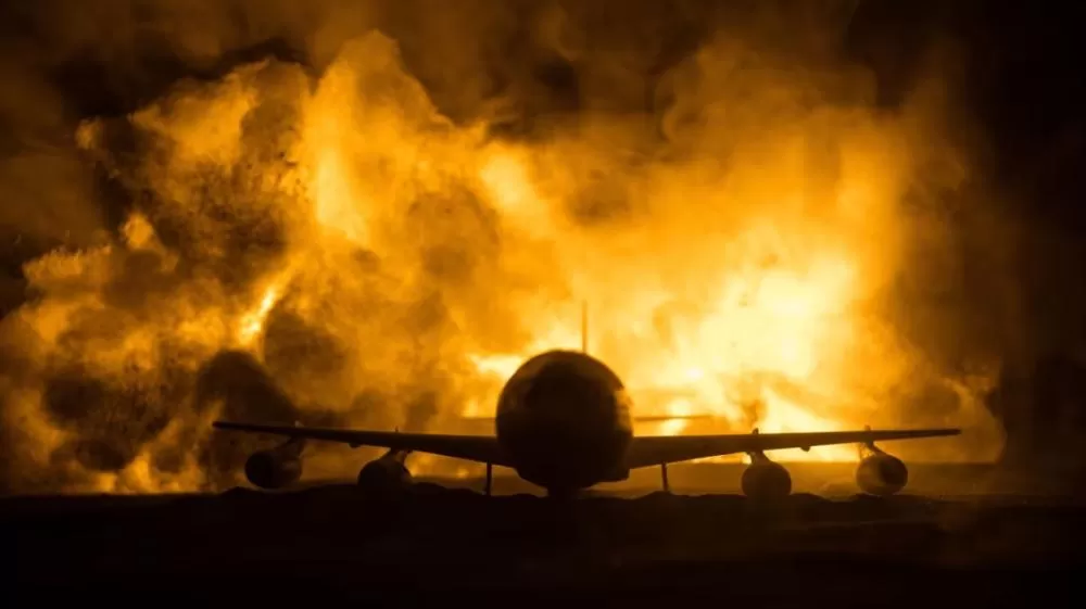 Avião com 294 passageiros pega fogo em aeroporto de Orlando, vídeo.