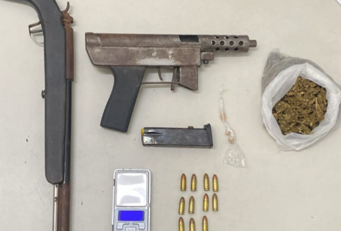 Dupla é presa com drogas, armas e munições em Abreu e Lima durante ação da Radiopatrulha.