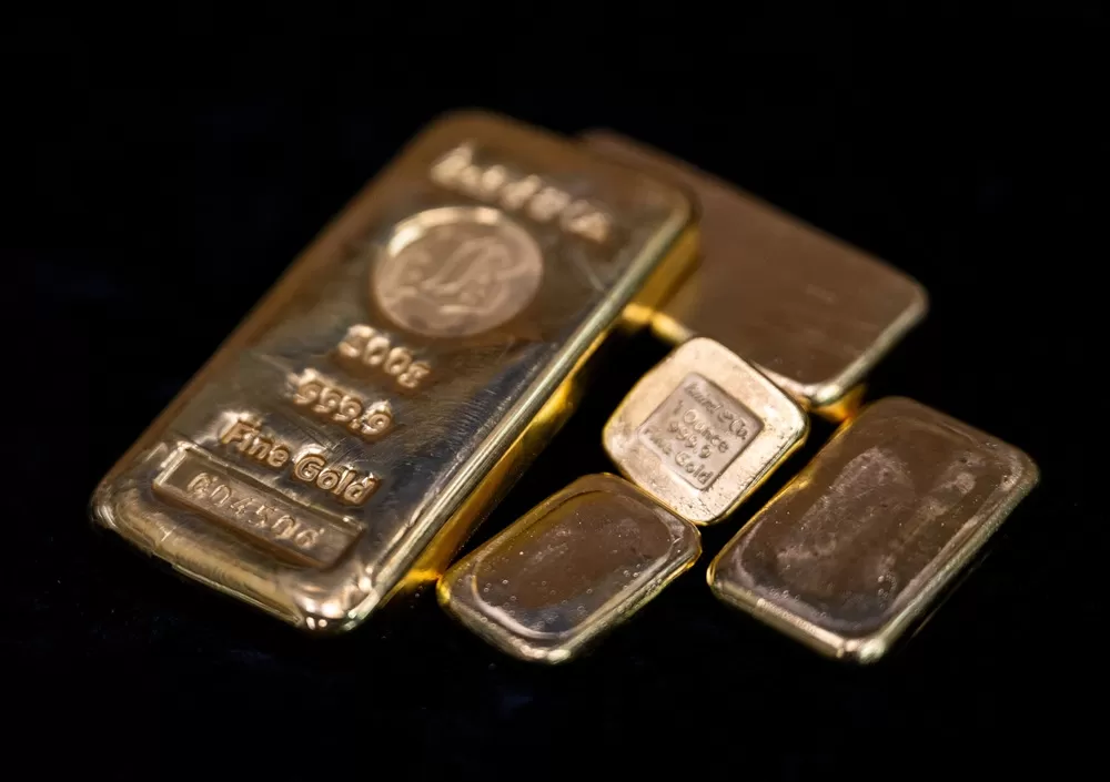 Ouro nas máximas: entenda a alta e saiba como investir no metal na bolsa de valores.