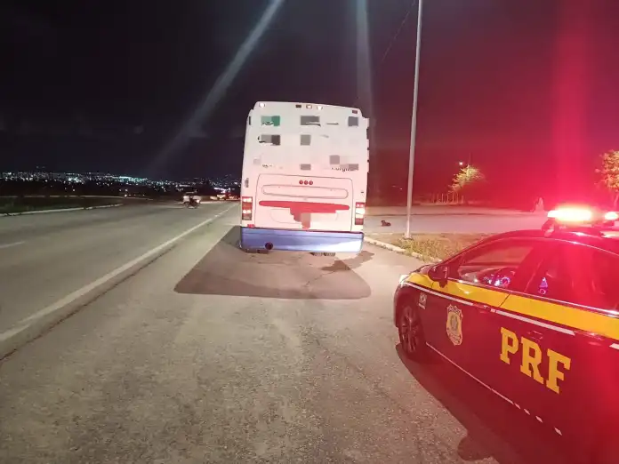 Motorista de ônibus com 40 universitários se recusa a fazer bafômetro e é autuado em Caruaru.