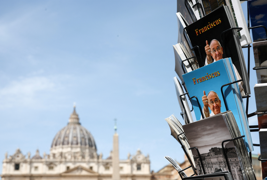 Cardeal condenado desafia veto de Francisco e quer votar na eleição do novo papa.