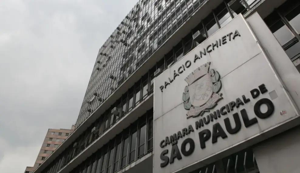 Câmara de SP aprova reajuste de 2,6% a servidores municipais sob protestos e tumulto.