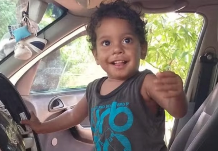 Tragédia doméstica: bebê morre eletrocutado ao abraçar a mãe durante choque elétrico em geladeira.