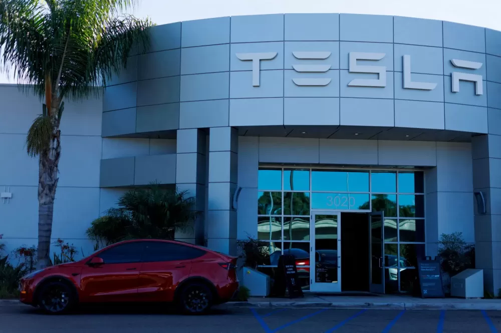 EUA flexibilizarão regras para Tesla e montadoras que competem com China em autônomos.