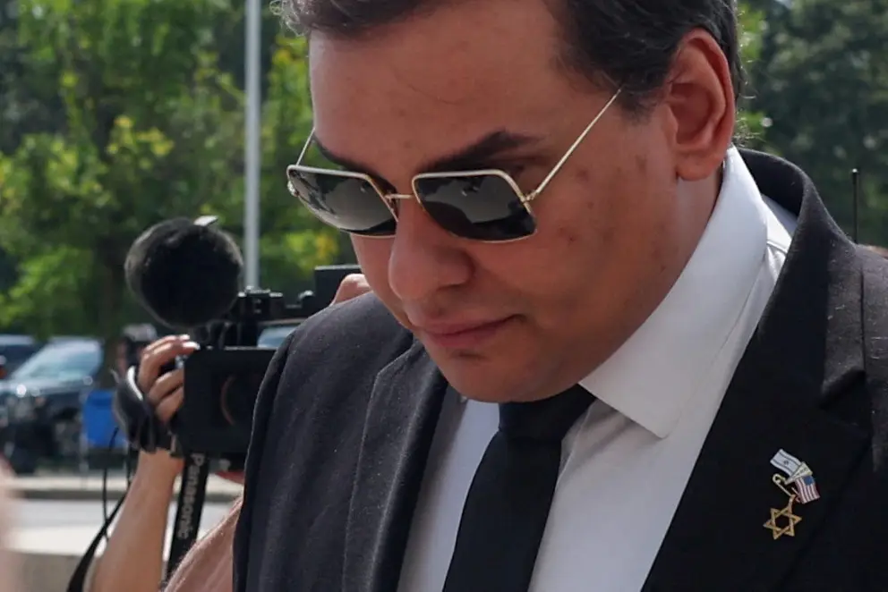 Filho de brasileiros, ex-deputado George Santos deve cumprir 7 anos de prisão nos EUA.