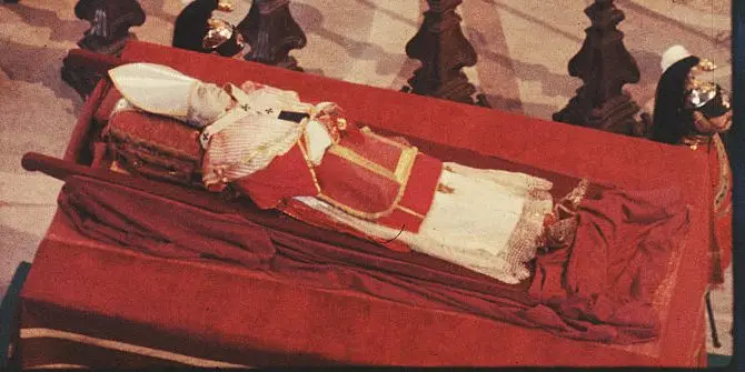 Como Papa Pio XII “explodiu” durante velório após técnica mal-sucedida de conservação.