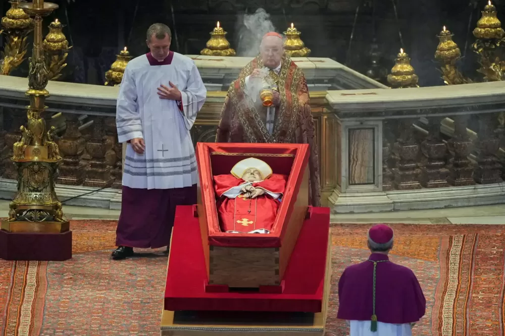 Caixão de papa Francisco é fechado e velório termina no Vaticano.