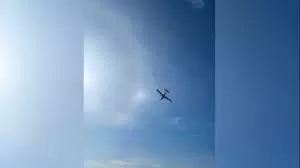Vídeo mostra queda de avião da polícia na Tailândia.