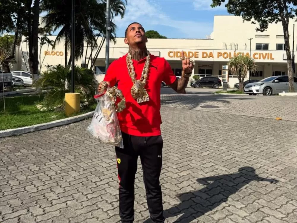 MC Poze do Rodo recupera bens apreendidos pela polícia e comemora na web.