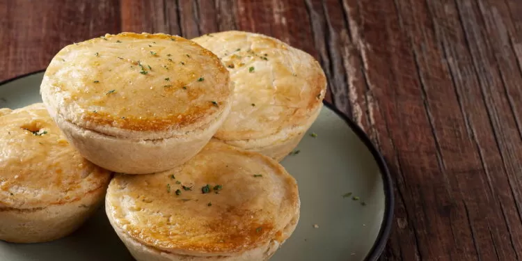 Empadinhas de queijo caseiras são mais irresistíveis do que você imagina.