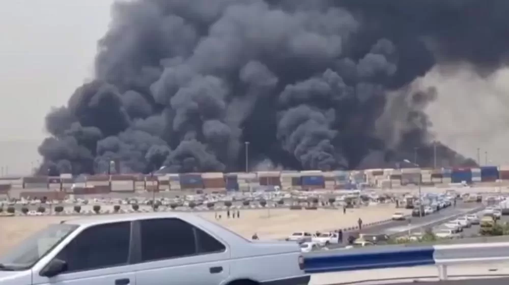 Explosão de grandes proporções em porto no Irã deixa centenas de feridos.