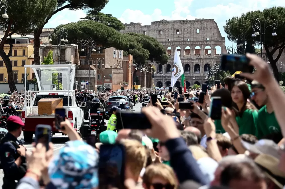 Mensagem de paz, cortejo e multidão: papa Francisco tem adeus histórico em Roma.