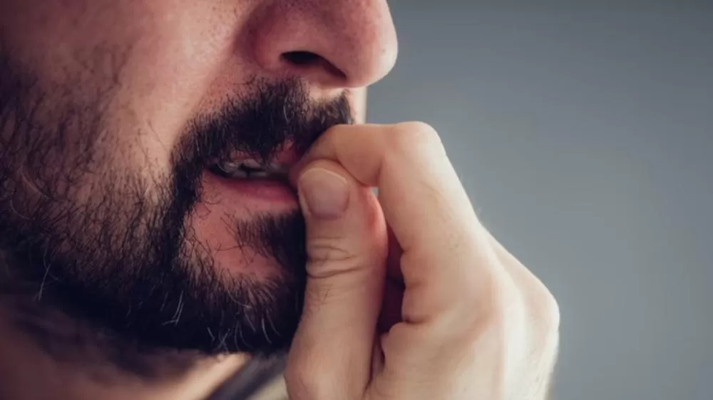 Jovem tem AVC após contrair bactéria ao roer unhas. Entenda.