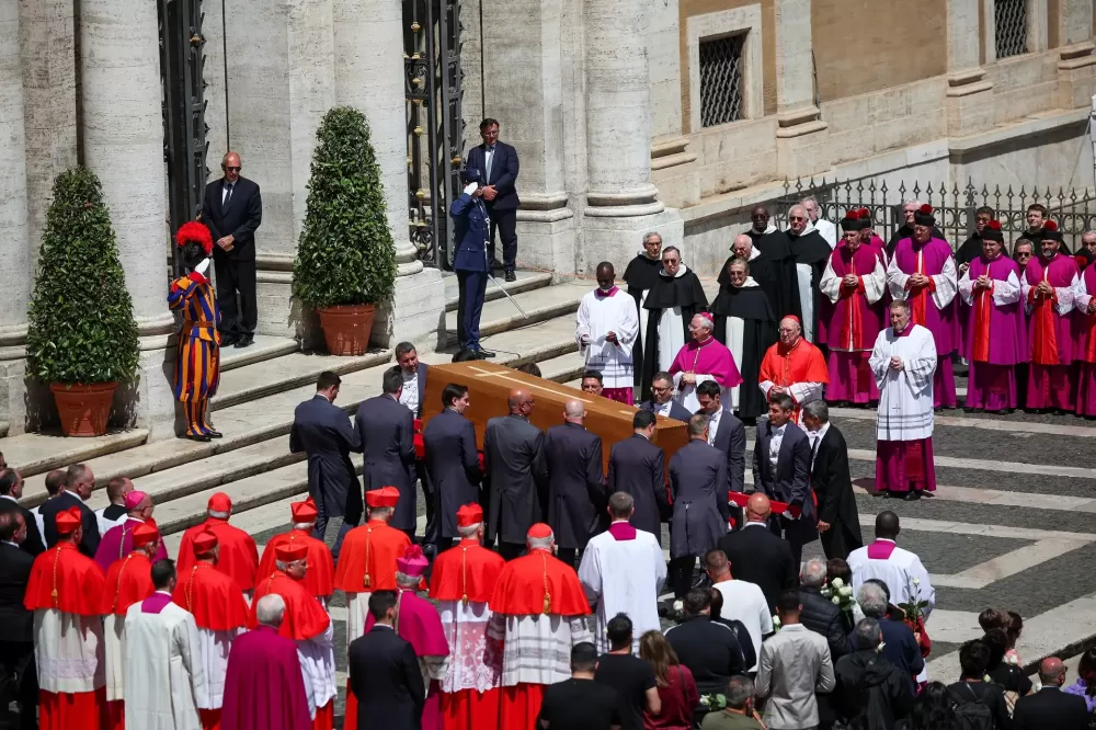 Oração em latim, ladainha e homilia: o que significam os ritos do funeral do papa.