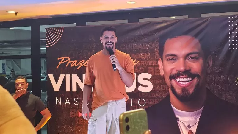 Vinicius volta a cidade natal após BBB 25 e é recebido por carreata; confira.