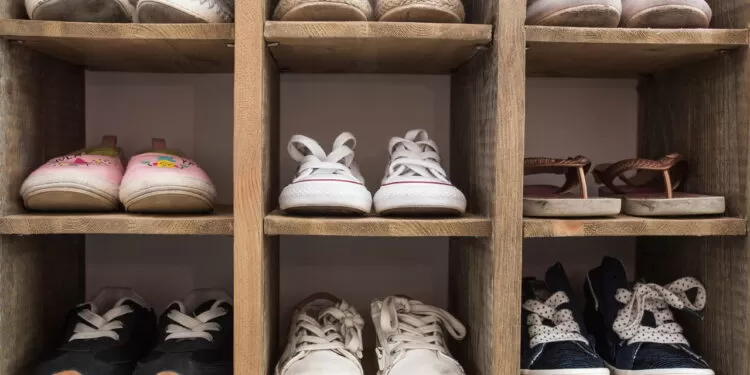 Conheça os dad sneakers e saiba como conquistaram o Street Style em 2025.