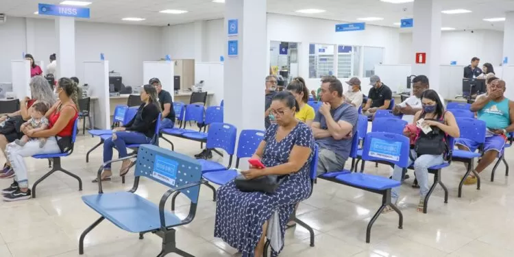 INSS emite alerta sobre descontos indevidos e orienta como agir caso seja uma vítima; confira.