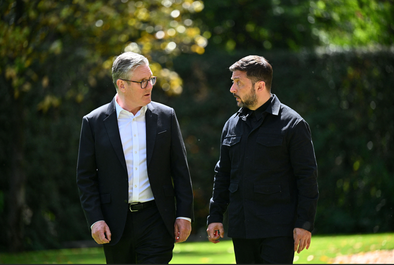Em Roma, Zelenski discute paz na Ucrânia com Trump, Starmer e Macron.
