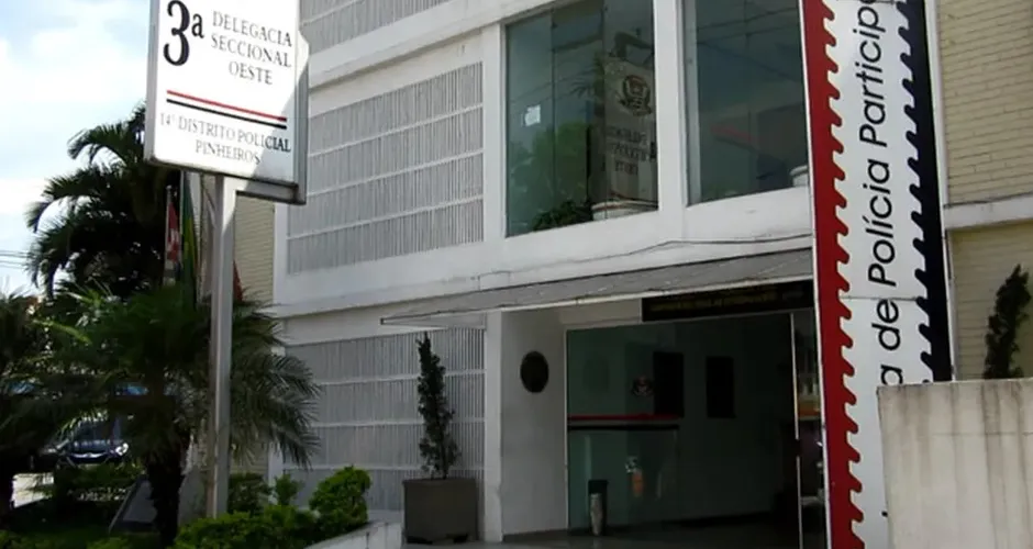 Quadrilha invade mansão e leva relógio e joias avaliados em R$ 1,5 milhão.